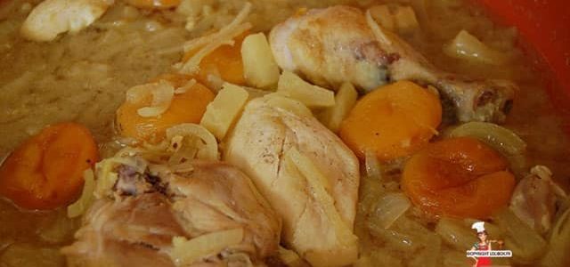 Tajine de poulet aux abricots secs et ananas