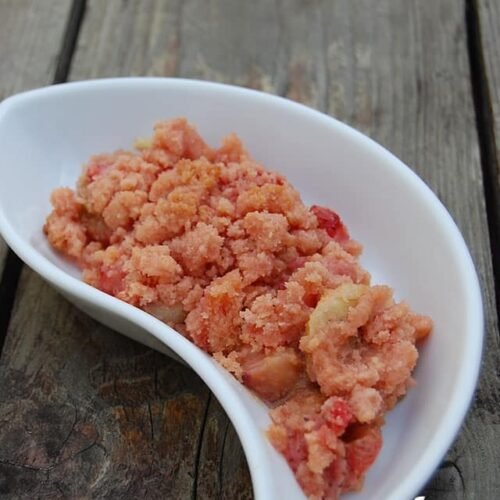 Crumble de fruits aux biscuits roses