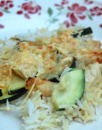 Gratin de riz, courgettes et poulet aux saveurs de lait de coco au curry