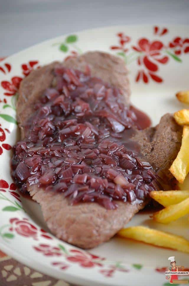 Un steak tendre accompagné d'une sauce échalote au vin rouge