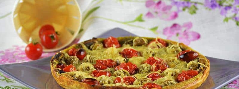 Tarte au pesto, tomates cerise & olives vertes