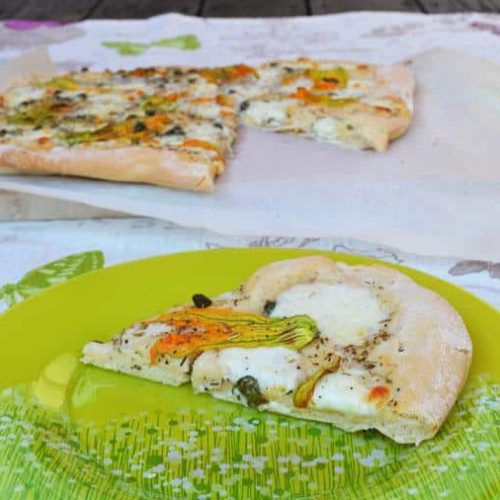 Pizza aux fleurs de courgette et à la mozzarella
