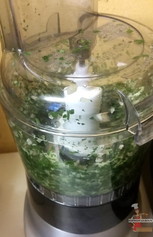 Herbes et condiments mixés au robot cuisinart