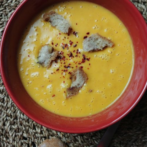 écouvrez la préparation et les ingrédients de la soupe de carotte et patate douce au paprika