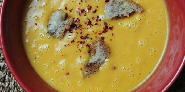 écouvrez la préparation et les ingrédients de la soupe de carotte et patate douce au paprika