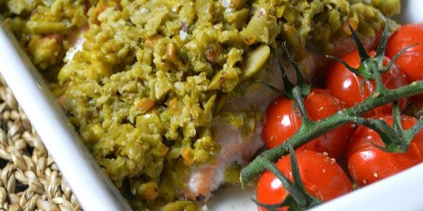 Filet de saumon recouvert d'une tapenade maison à base d'olives vertes et de pistache