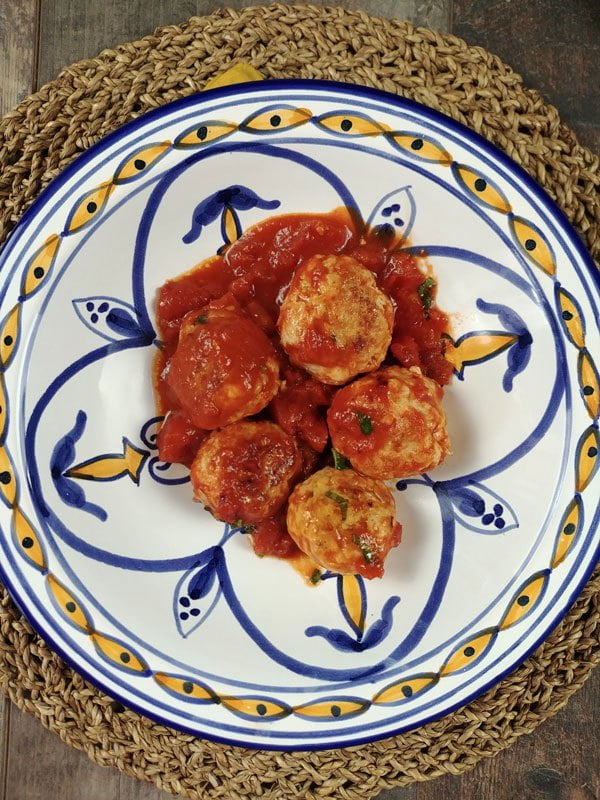 Boulettes italiennes de viande baignant dans une sauce tomate au basilic