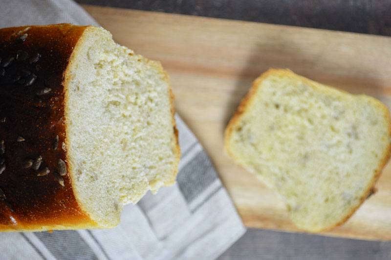 Façonné à la main, ce pain de mie maison avec une mie aérée et relevé par les graines croquantes est d’une simplicité à préparer.