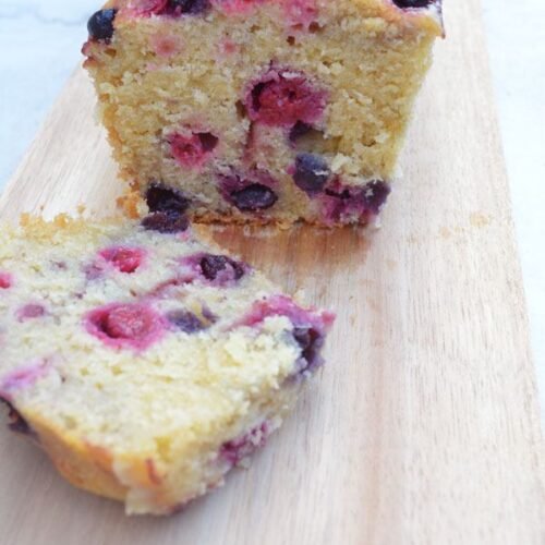 Dégustez une belle tranche de ce gâteau aux fruits rouges