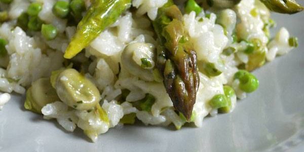 Un délicieux risotto aux légumes printaniers