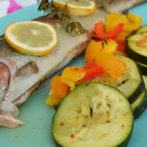 Truite saumonée parfumée au citron et légumes méditérannéens