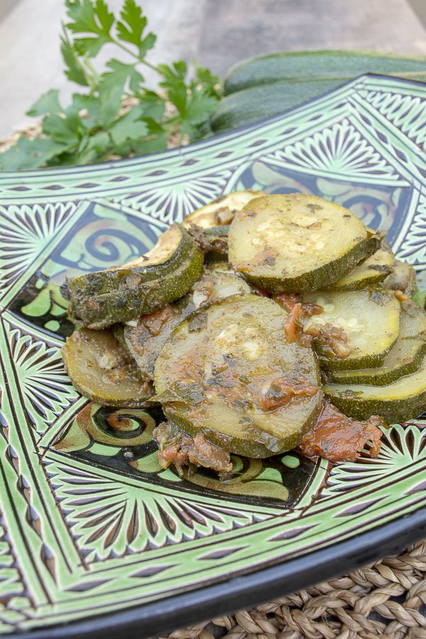 une salade végétarienne typique du Maroc : les cougettes à la chermoula