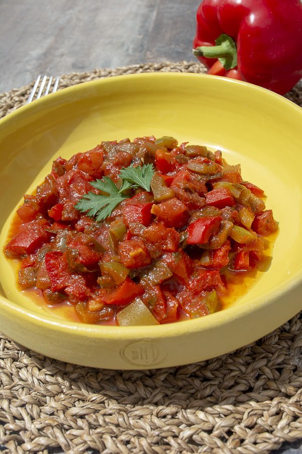 La recette d'une délicieuse saladecuite marocaine à base de poivrons et de tomates