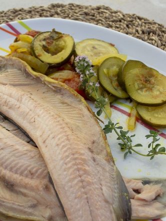 Recette de plat complet à base de poisson et de légumes d'été