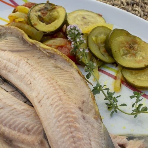 Recette de plat complet à base de poisson et de légumes d'été