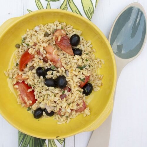 Une belle salade d'été à base de blé, tomates et olives noires