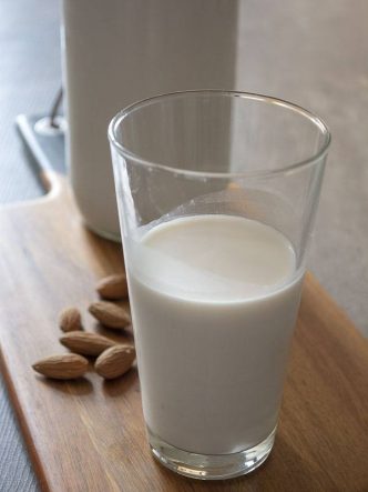 Un verre de lait d'amande naturellement sans lactose