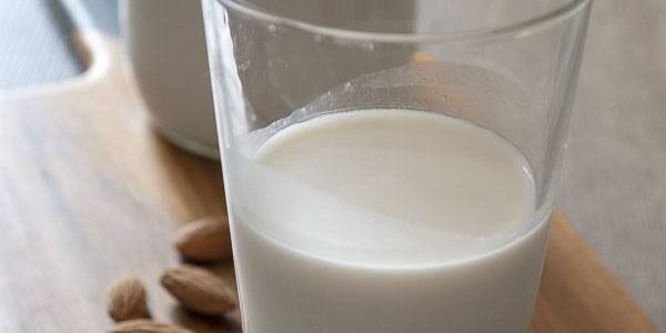 Un verre de lait d'amande naturellement sans lactose