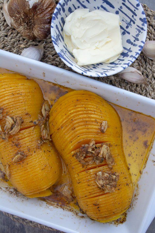 délicieuse recette d'automne : la butternut finement tranchée et rôtie à l'ail