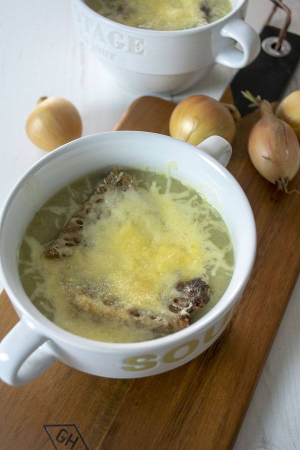 Recette facile à basse température dans l'omnicuiseur de la soupe à l'oignon