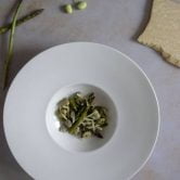 Poêlée d'asperges vertes et de fèves : recette de printemps