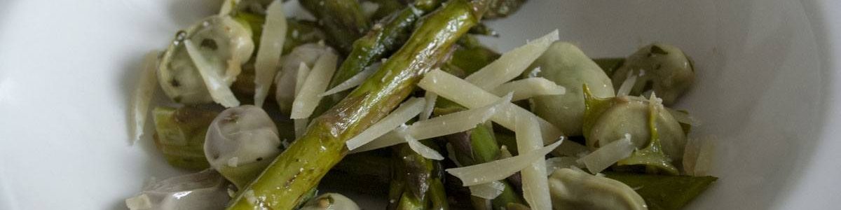 recette végétarienne à vase d'asperges vertes et de fèves