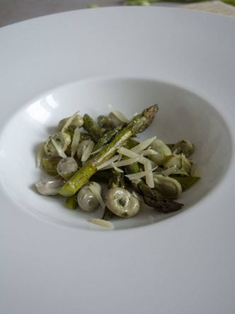 recette végétarienne à vase d'asperges vertes et de fèves