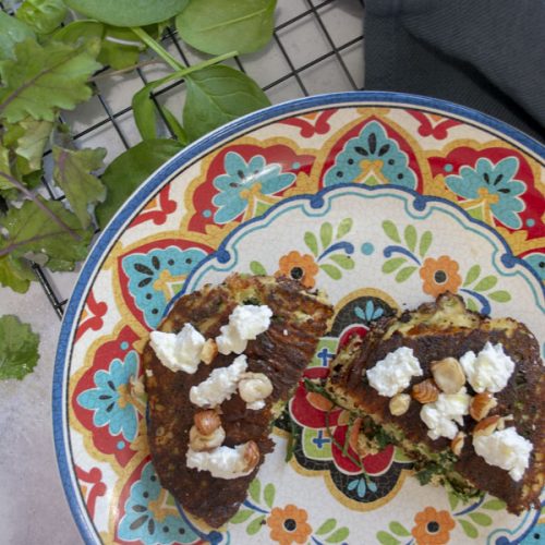 Pancakes Epinard-Kale-Feta servis avec du chèvre frais et des noisettes concassées