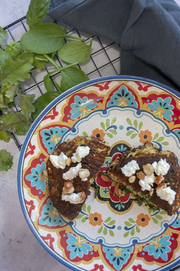 Pancakes Epinard-Kale-Feta servis avec du chèvre frais et des noisettes concassées