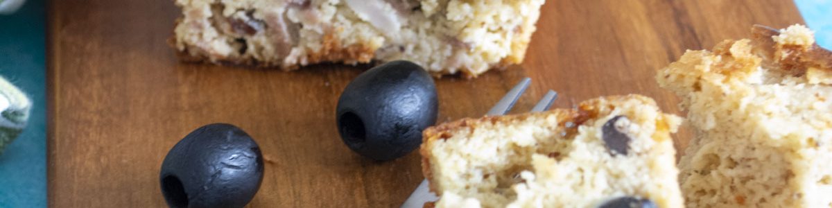 Cake salé cétogène aux olives et lardons