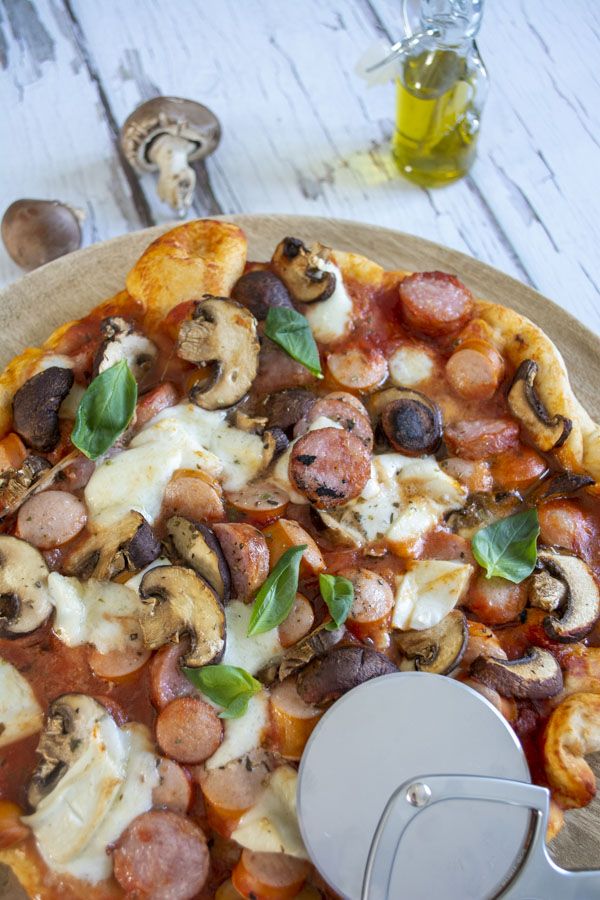 Pizza saucisses & champignons cuite au barbecue