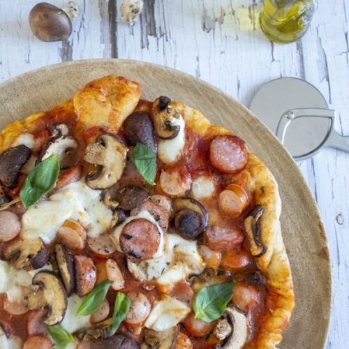 Recette au barbecue d'une pizza saucisses et champignons